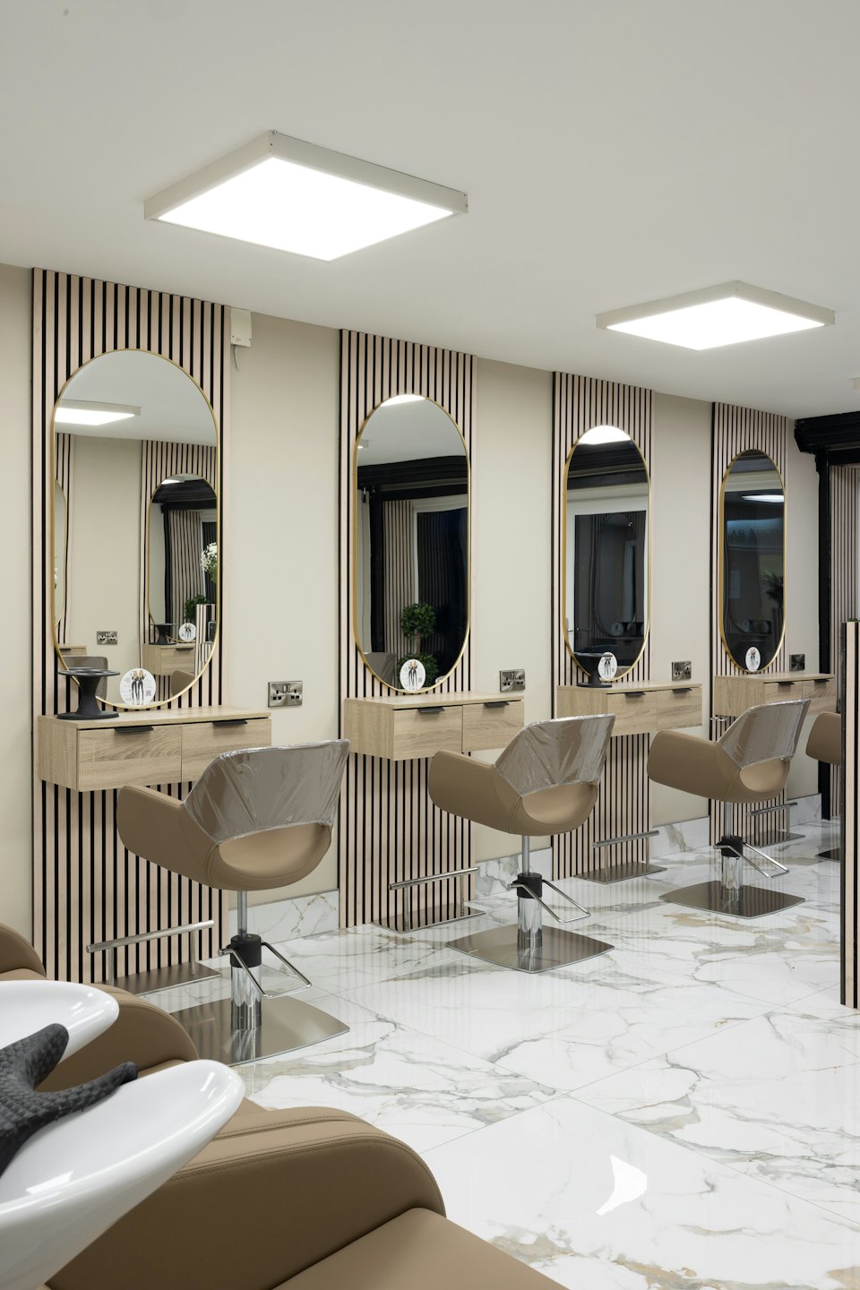 Lege chique salon met kaptafels en spiegels met gouden lijst.